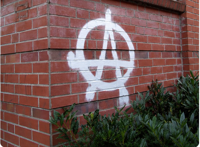 Graffiti auf Klinker und Fugen
